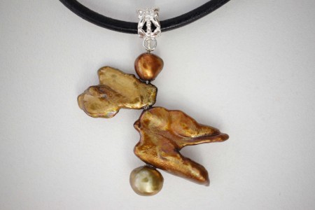  Pendentif de perles naturelles KESHIS bronze et perles baroques. Originalité assurée