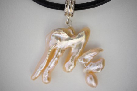  Pendentif de perles naturelles KESHIS roses et perle de culture. Originalité assurée