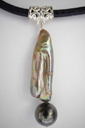 3 Pendentif perle biwa rose et perle noire sur cuir