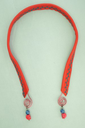 Collier ouvert cuir brodé et Têtes de mort stylisées en Howlite Turquoise