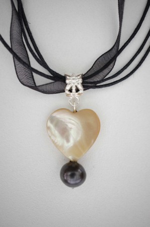 Coeur en nacre blanche et perle noire sur collier d'organza