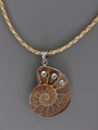 Ammonite opalisée avec 3 brillants sur cuir tressé