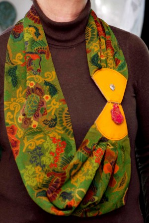 Collier de soie japonaise snood fermoir cuir avec gemmes