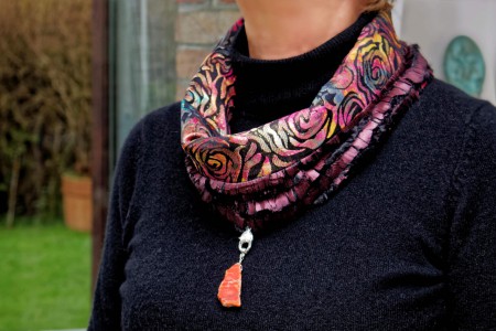 Snood collier fourrure écaille doublée brocart avec bijou de jaspe impérial