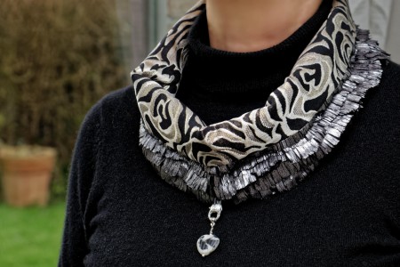 Snood collier fourrure écaille doublée brocard avec bijou de jaspe