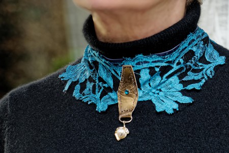 collier de dentelle de Calais sur cuir avec bijou de perle de culture