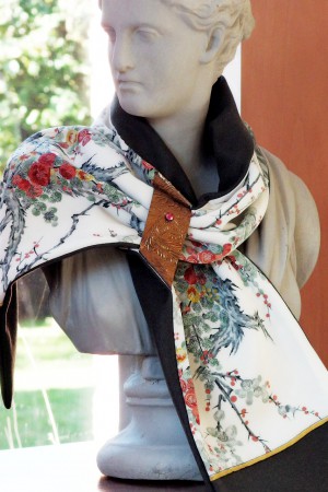 Collier de soie japonaise passant de cuir frappé de Tolède et brillant saphir rose